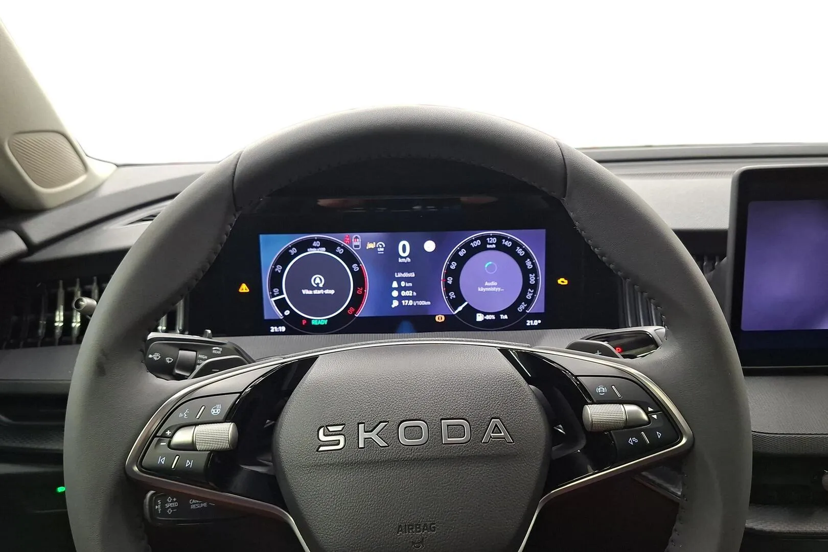 Skoda Superb YMS-423 carousel image