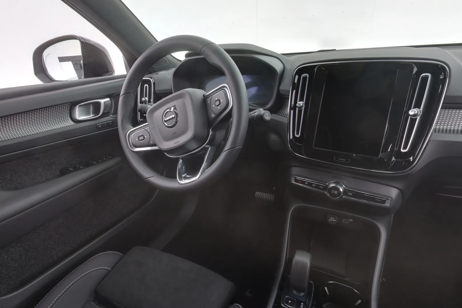 Volvo EX40 YMT-658 carousel image