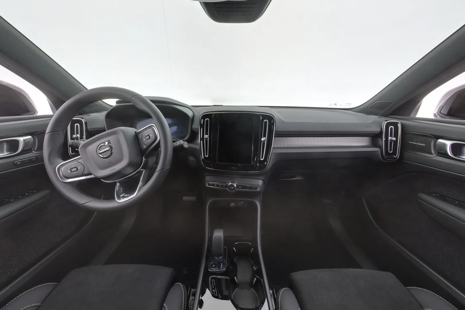 Volvo EX40 YMT-658 carousel image
