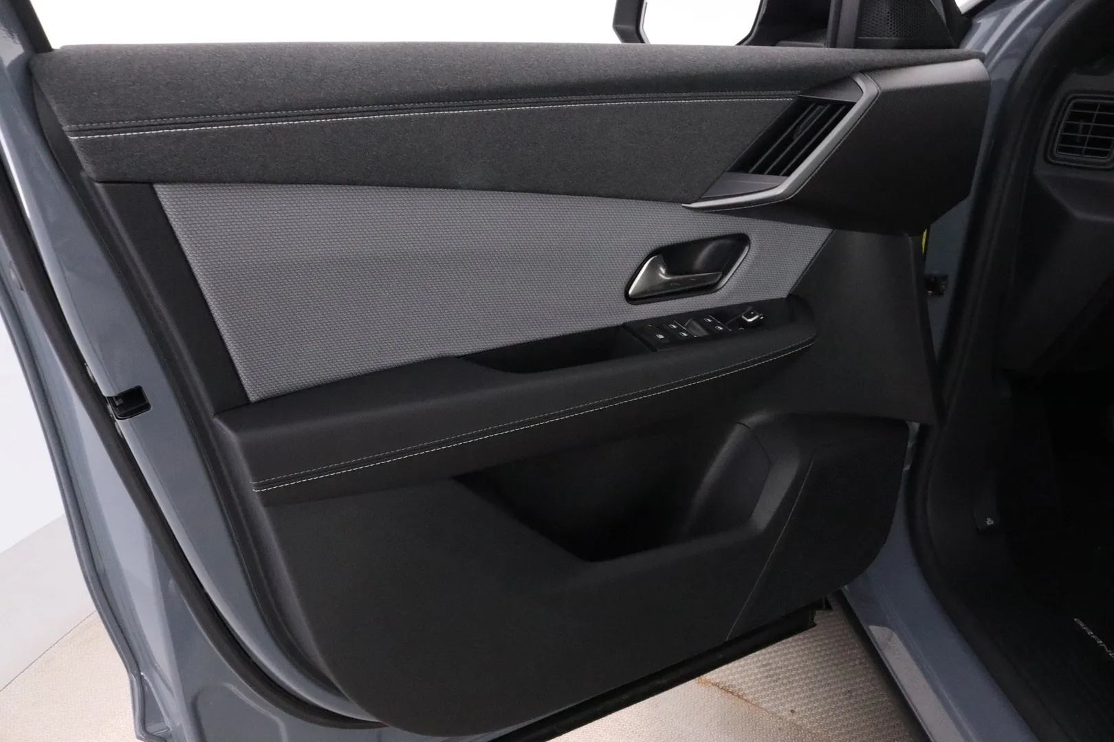 Opel Grandland SRS-810 carousel image
