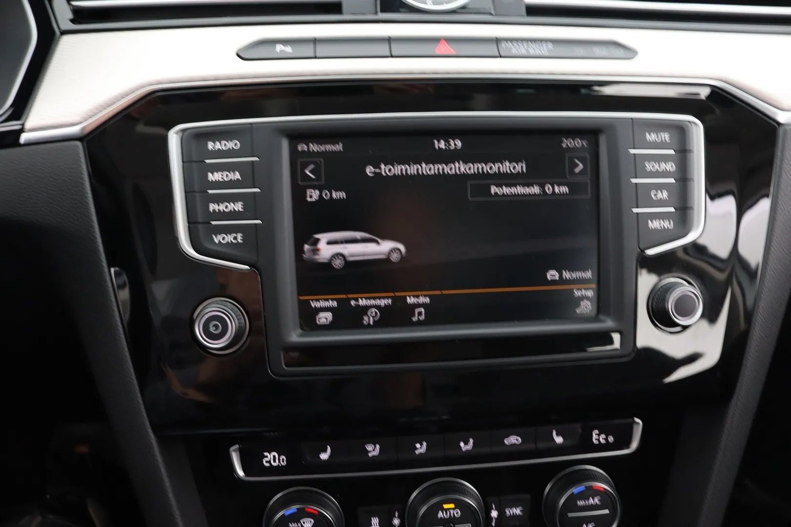 Volkswagen Passat OXX-298 carousel image
