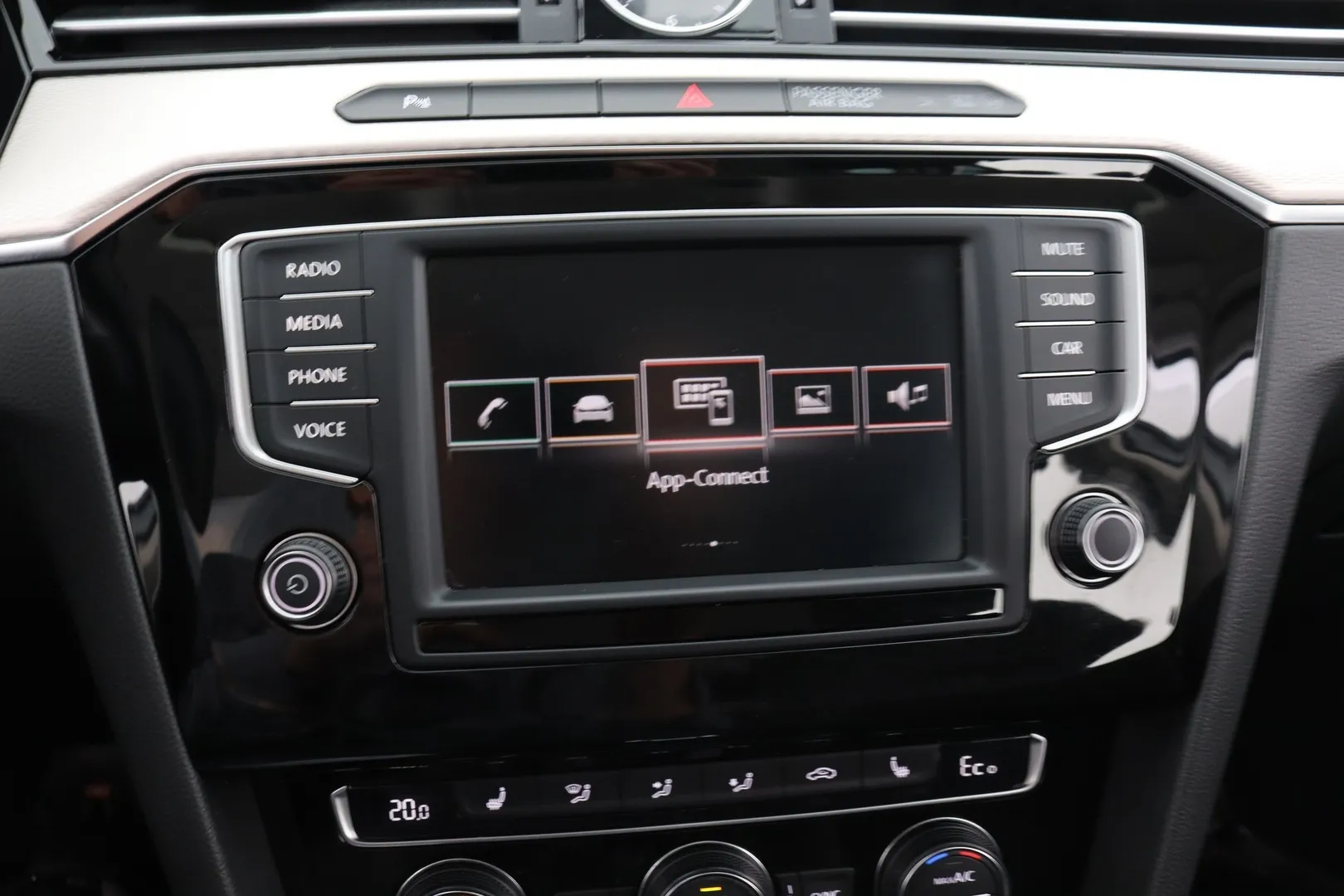 Volkswagen Passat OXX-298 carousel image