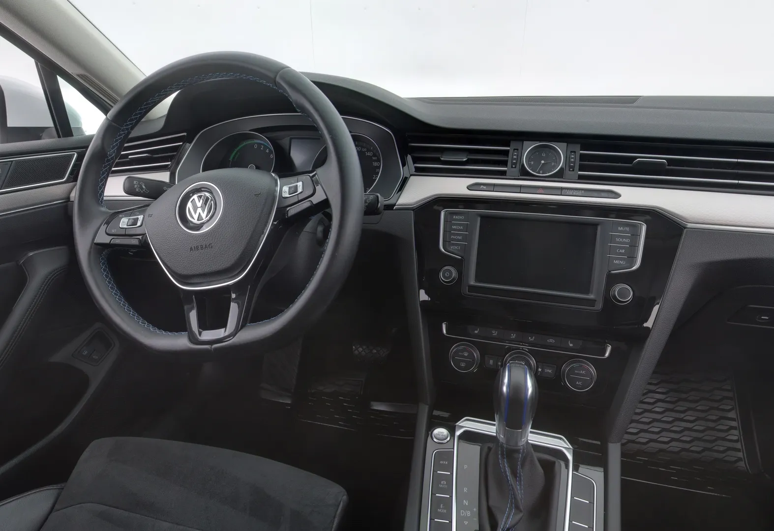 Volkswagen Passat OXX-298 carousel image