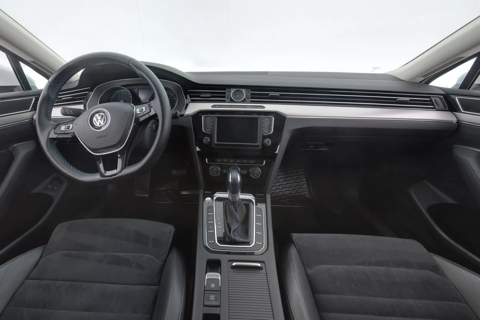 Volkswagen Passat OXX-298 carousel image