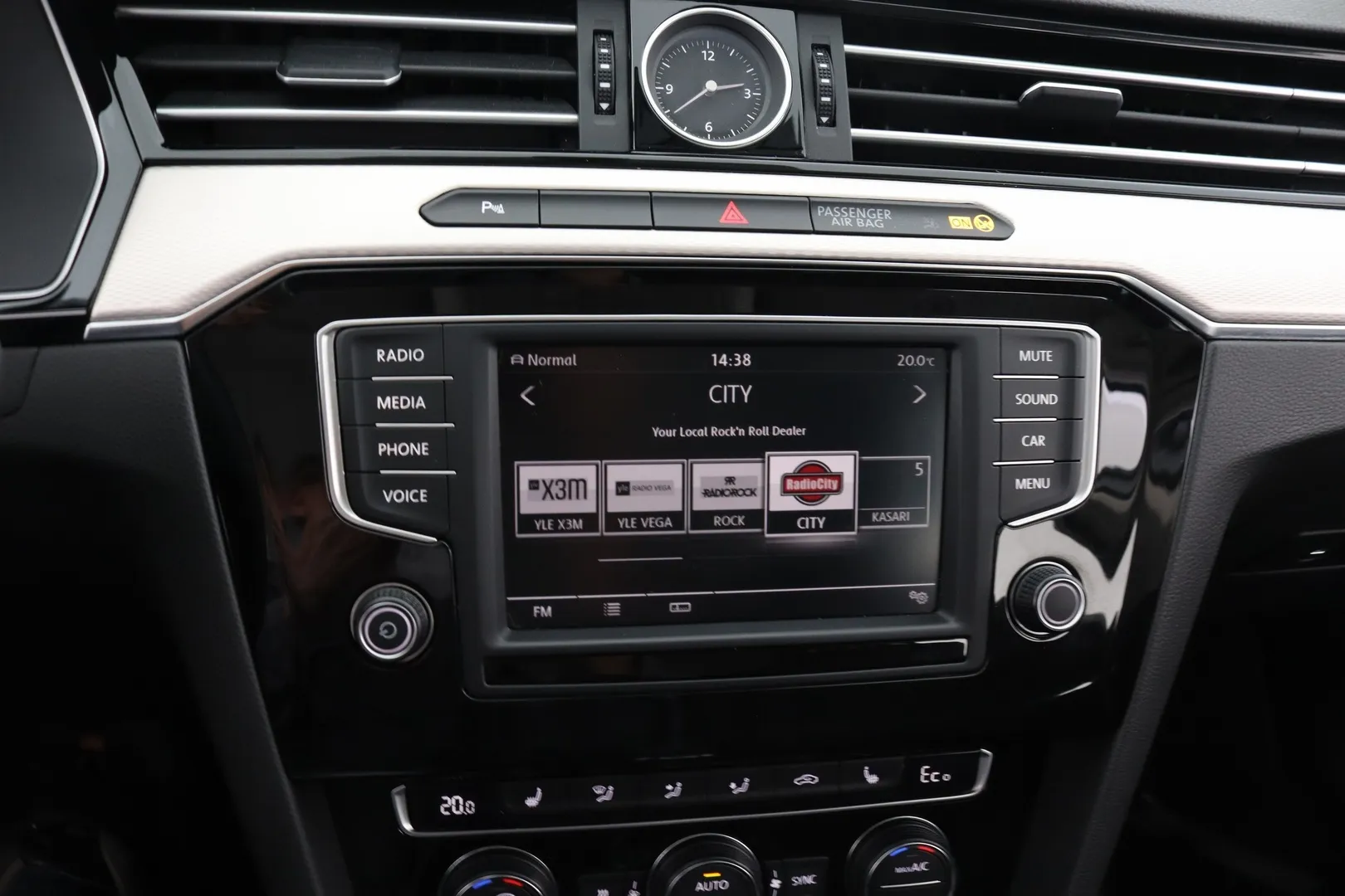 Volkswagen Passat OXX-298 carousel image