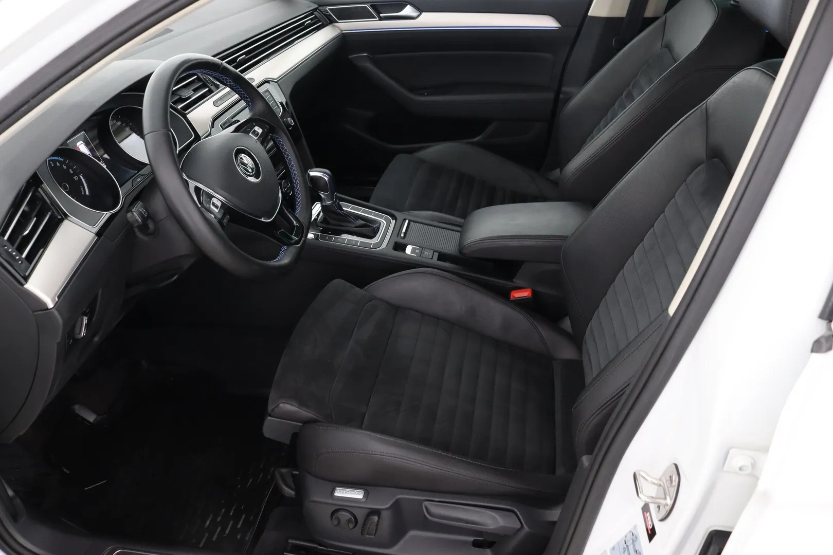 Volkswagen Passat OXX-298 carousel image