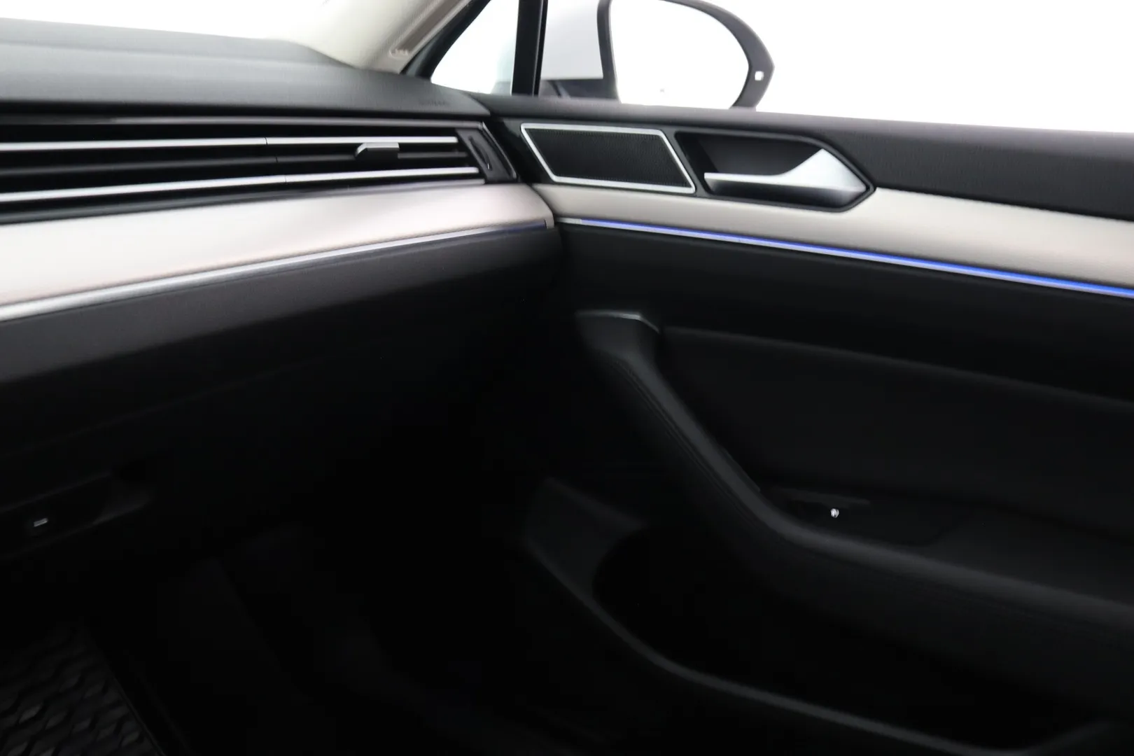 Volkswagen Passat OXX-298 carousel image