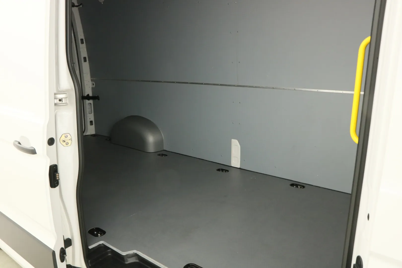 Volkswagen Crafter MNM-350 carousel image