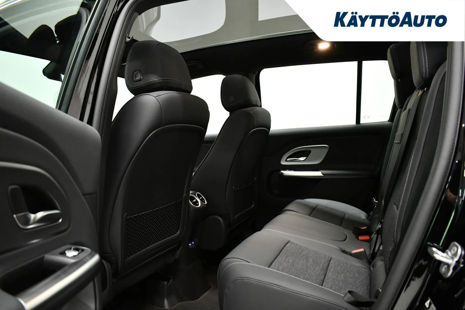 Mercedes-Benz GLB YMT-627 carousel image