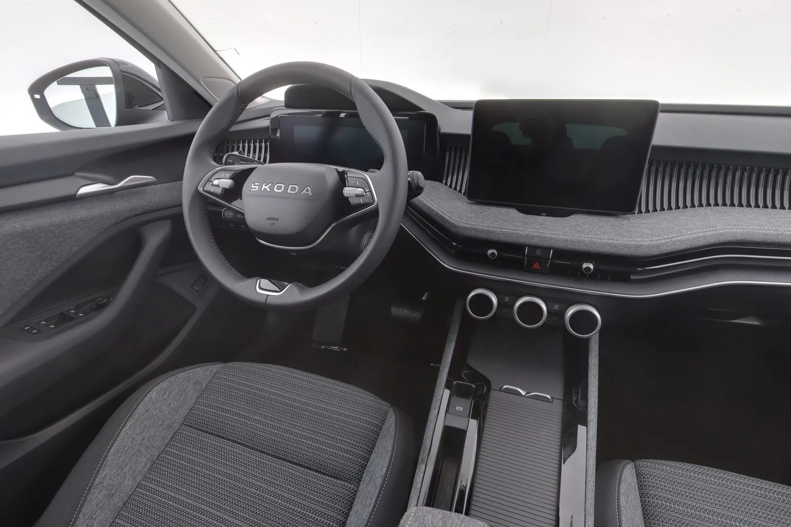 Skoda Superb YMS-424 carousel image
