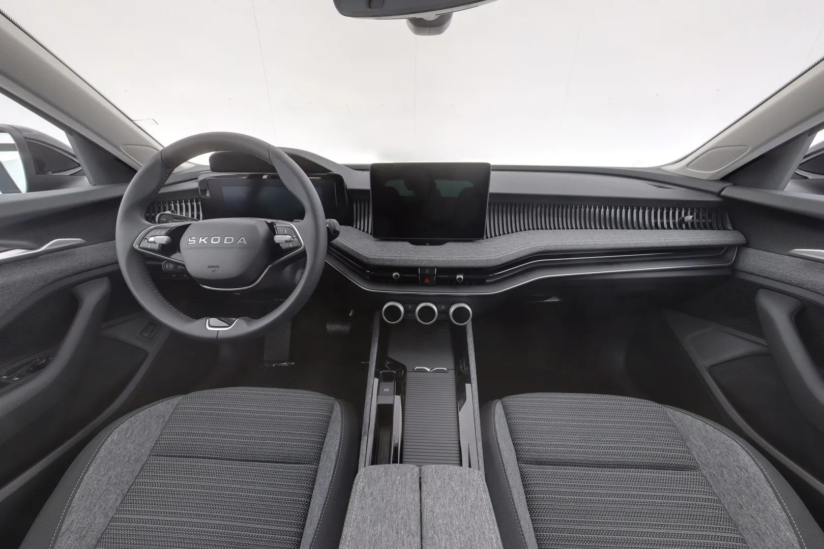 Skoda Superb YMS-424 carousel image