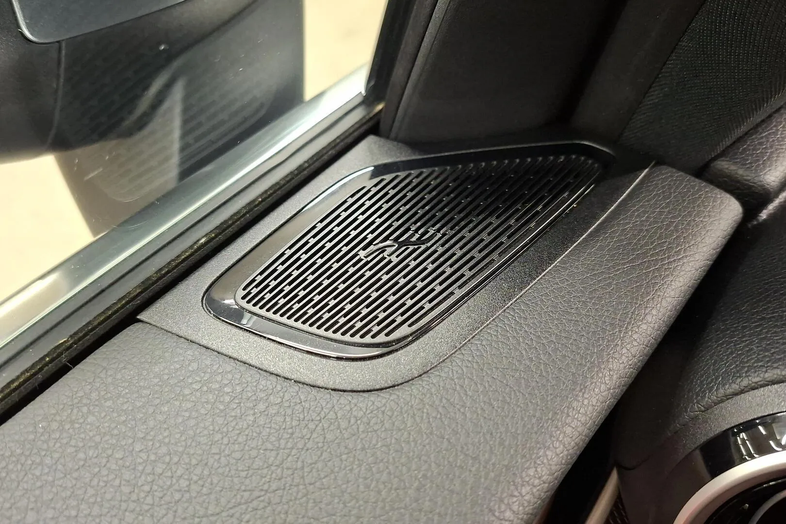 Mercedes-Benz GLC OZX-653 carousel image