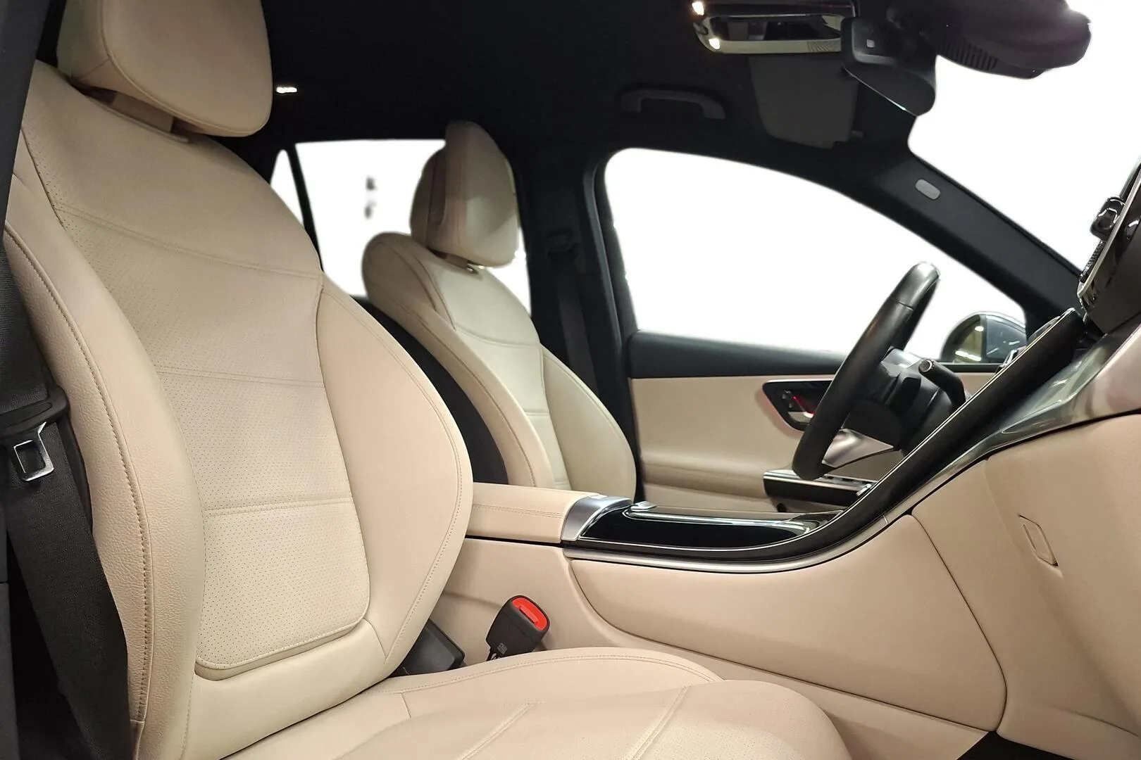 Mercedes-Benz GLC OZX-653 carousel image