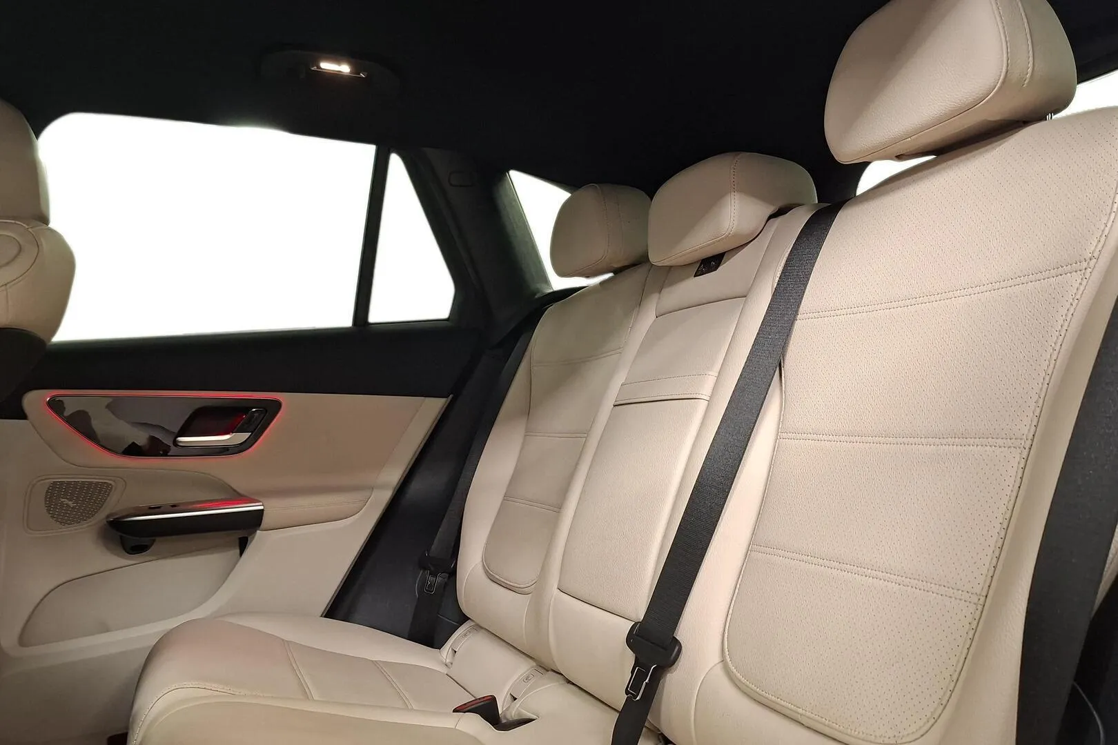 Mercedes-Benz GLC OZX-653 carousel image