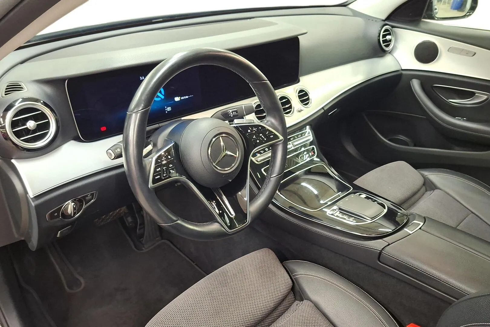 Mercedes-Benz E GPY-680 carousel image