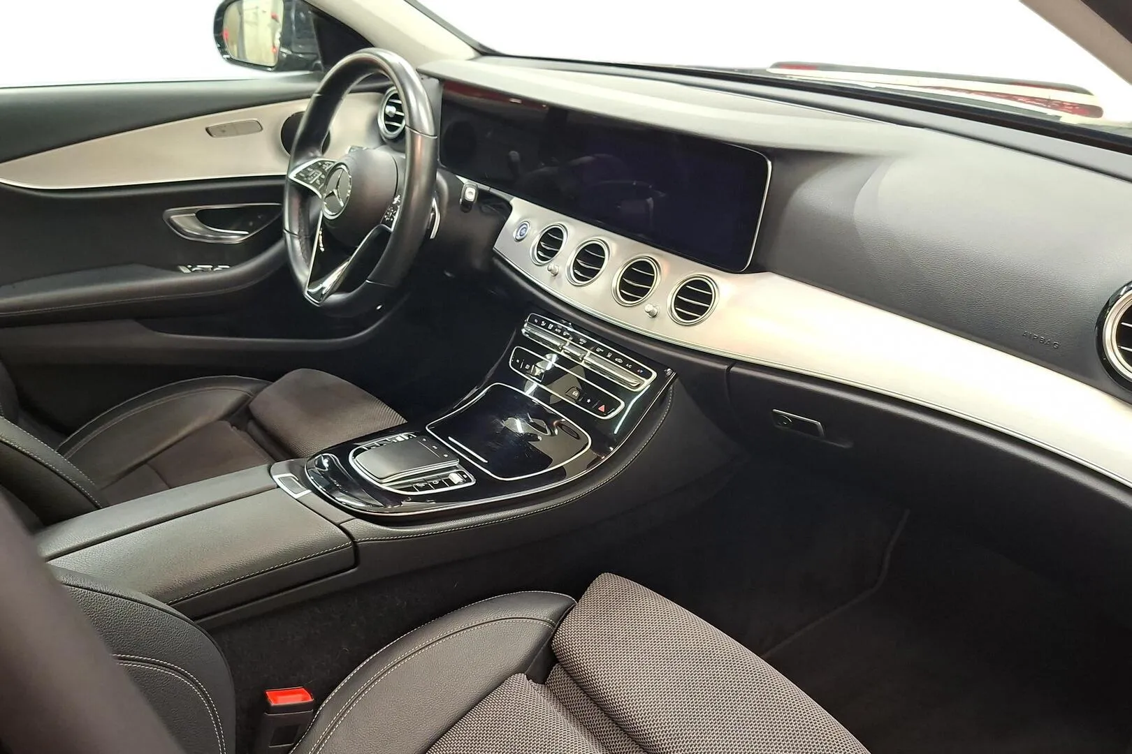 Mercedes-Benz E GPY-680 carousel image