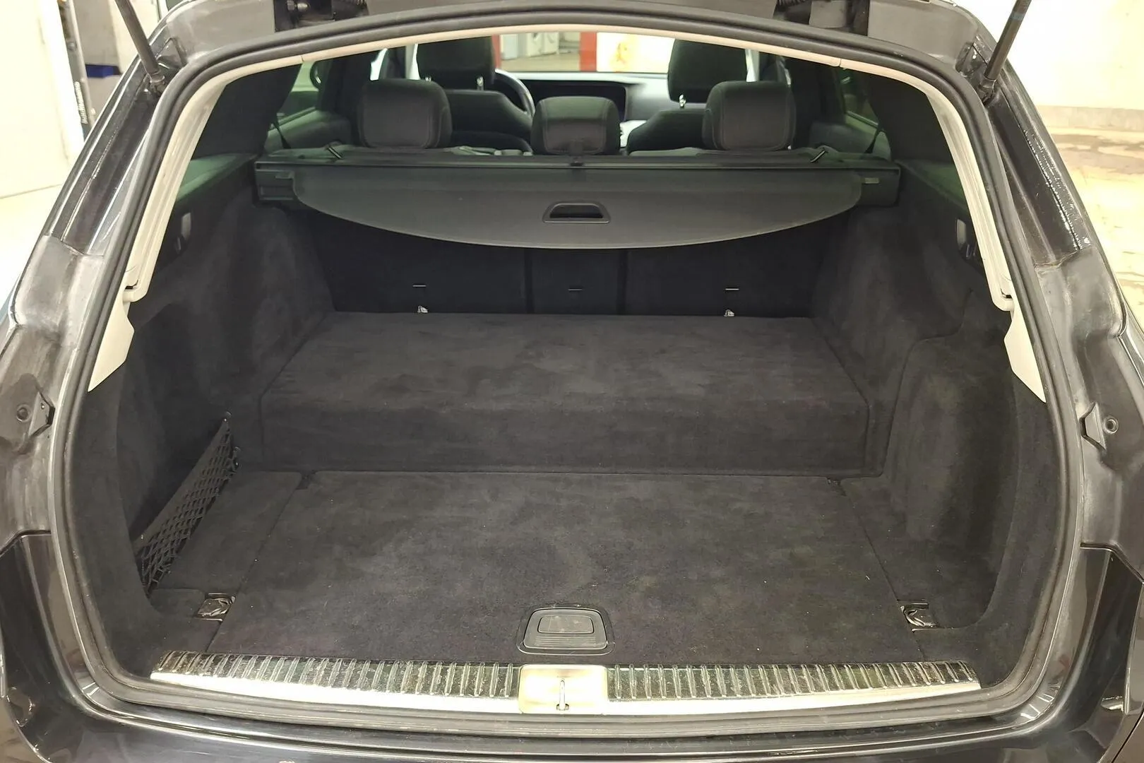 Mercedes-Benz E GPY-680 carousel image