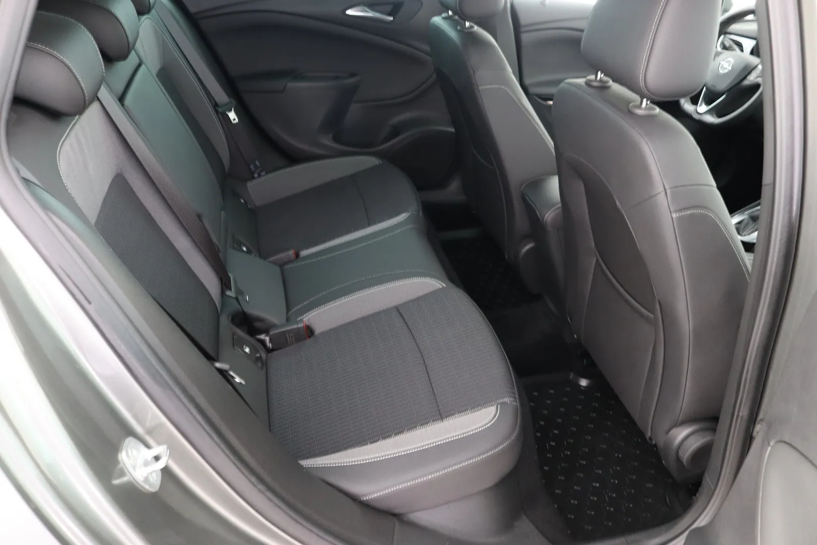 Opel Astra FOH-842 carousel image