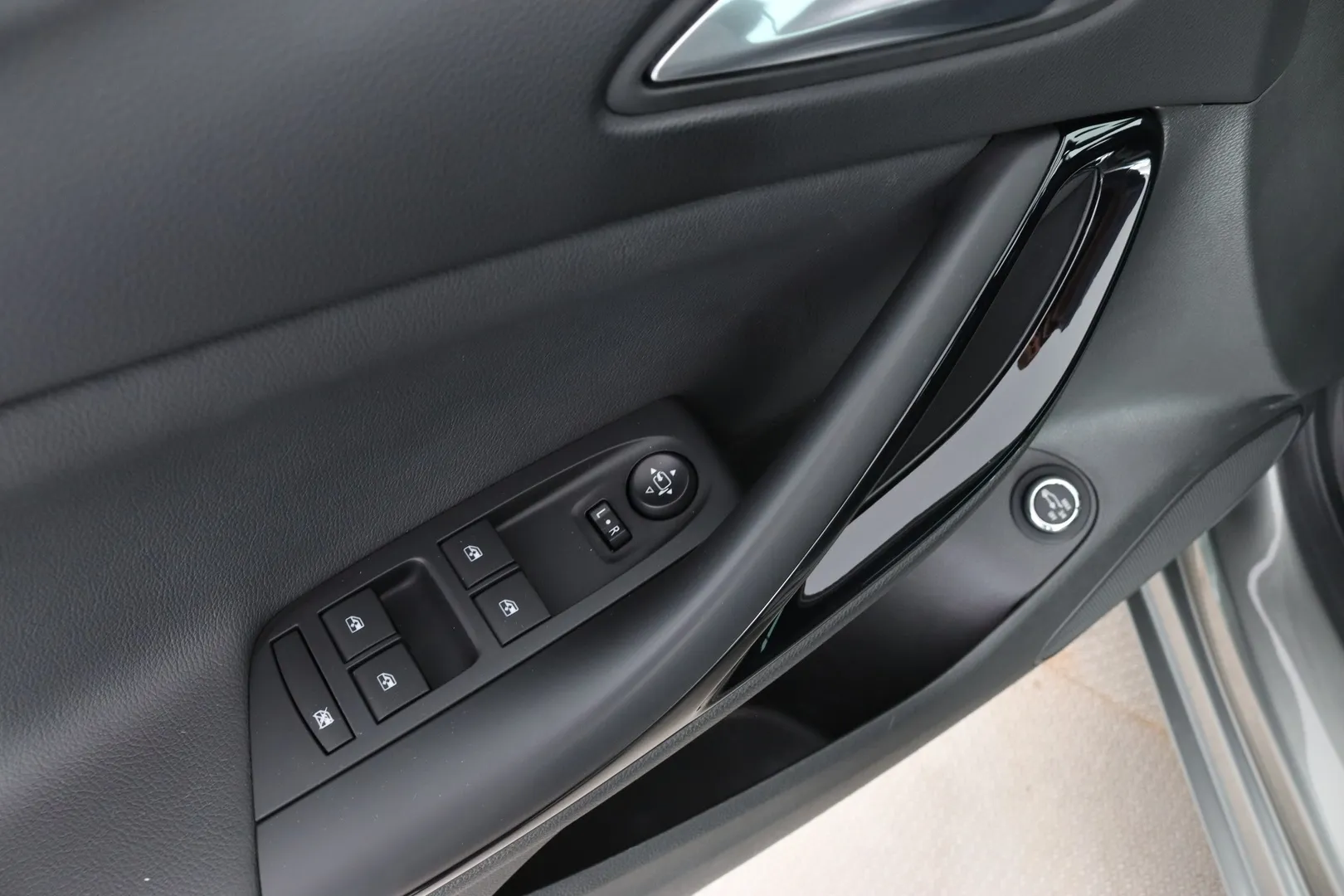 Opel Astra FOH-842 carousel image