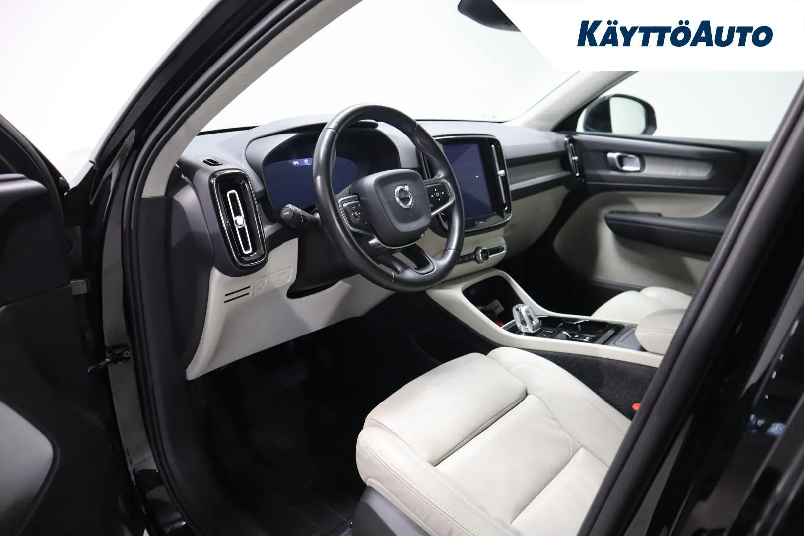 Volvo XC40 ZNL-327 carousel image