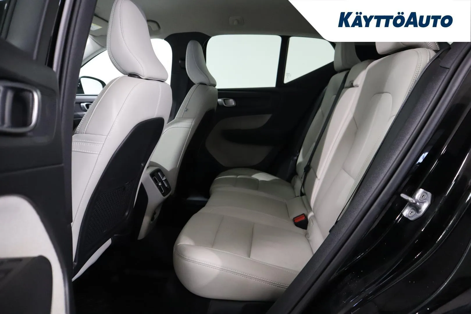 Volvo XC40 ZNL-327 carousel image