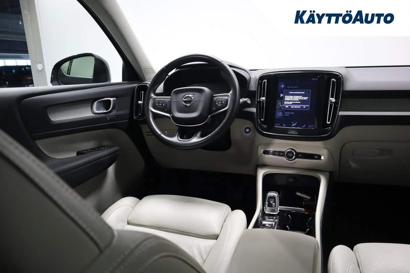 Volvo XC40 ZNL-327 carousel image