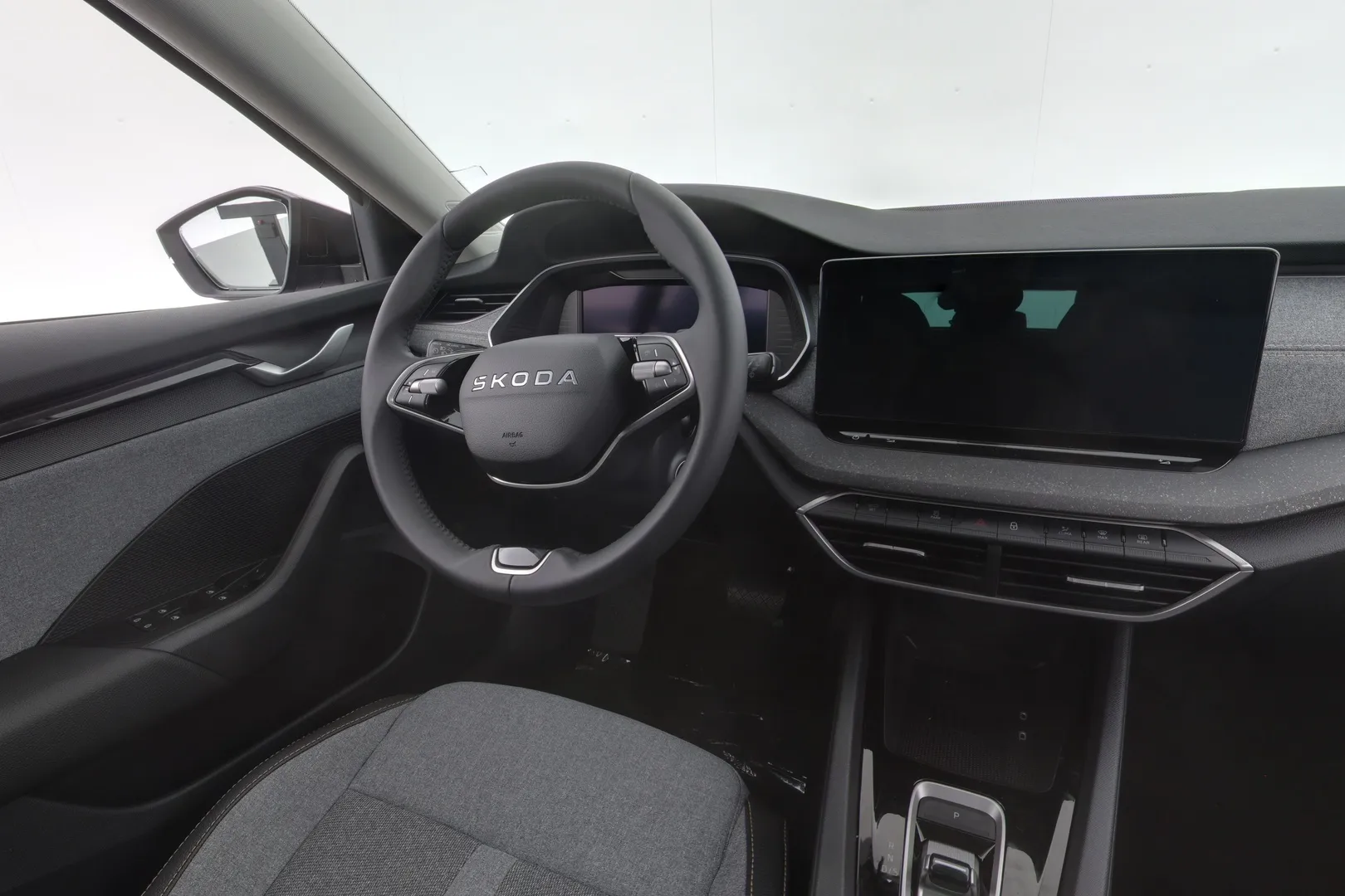 Skoda Octavia KYO-934 carousel image