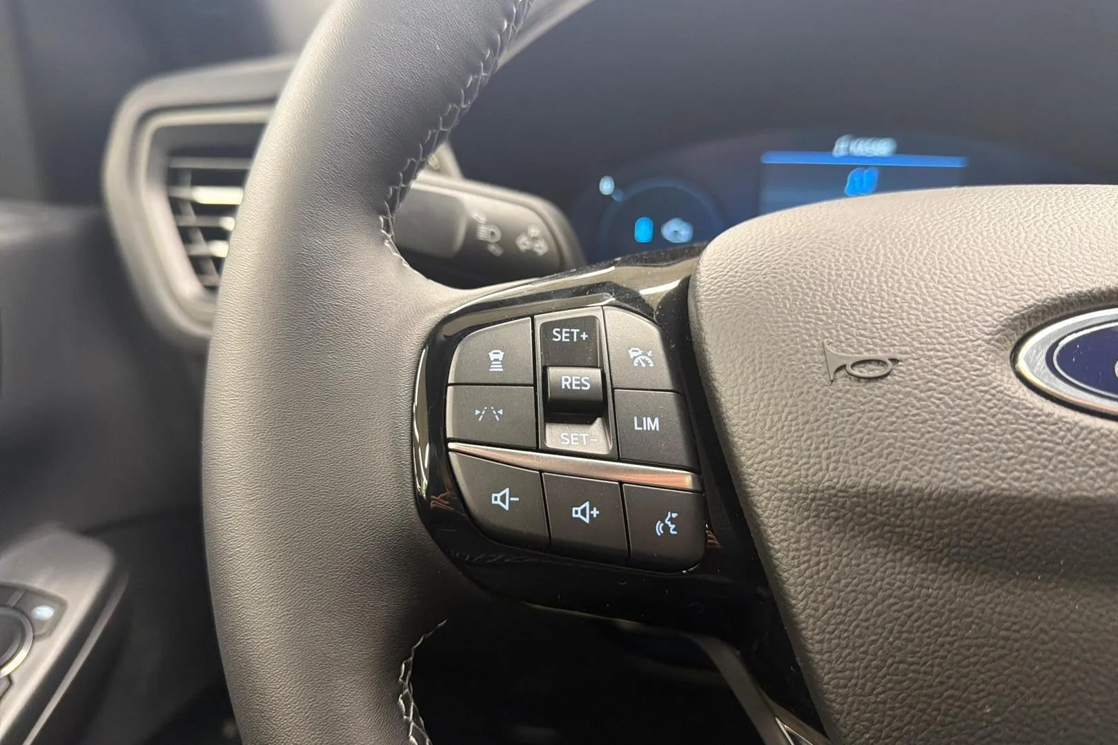 Ford Kuga FSZ-398 carousel image