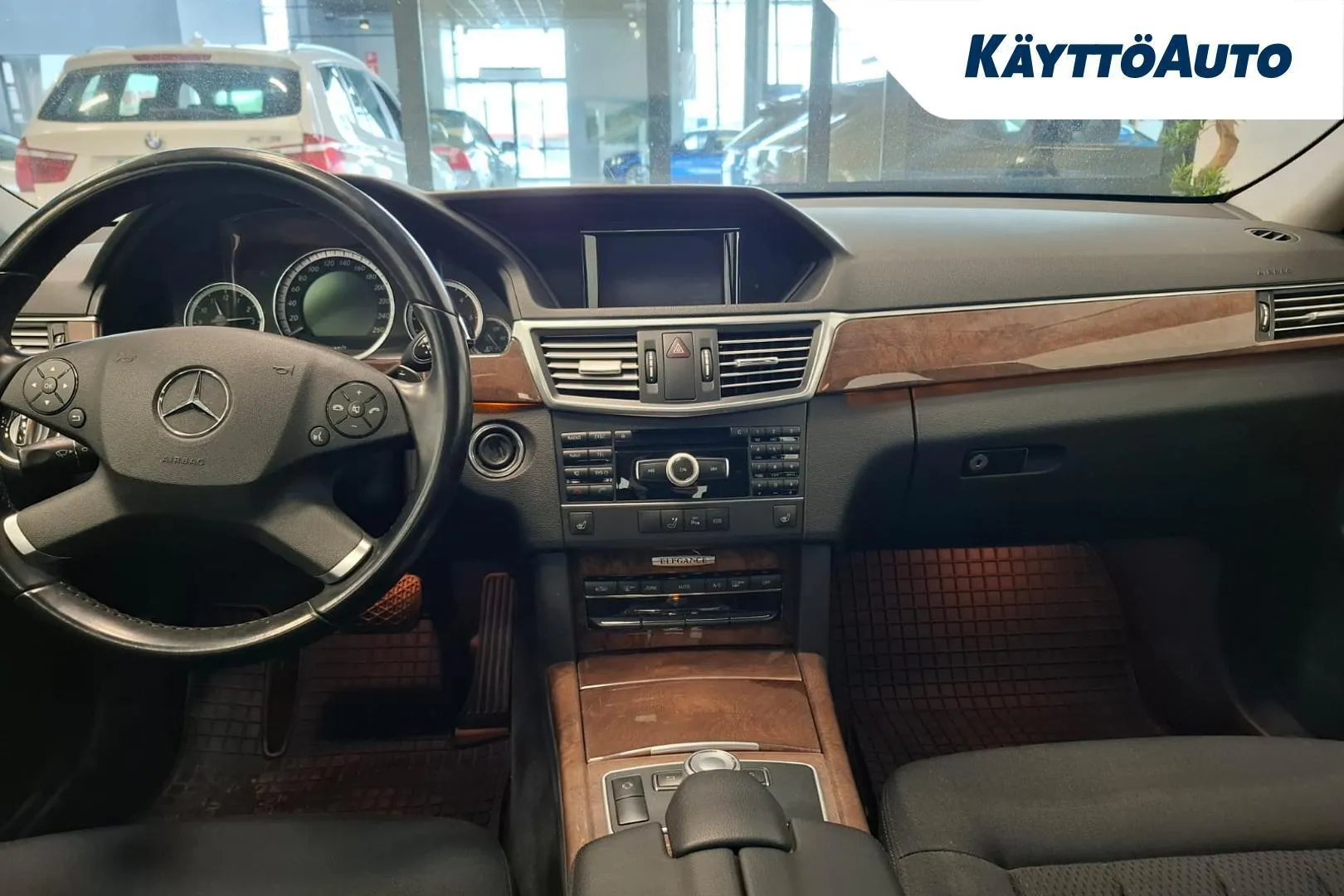 Mercedes-Benz E YHA-576 carousel image