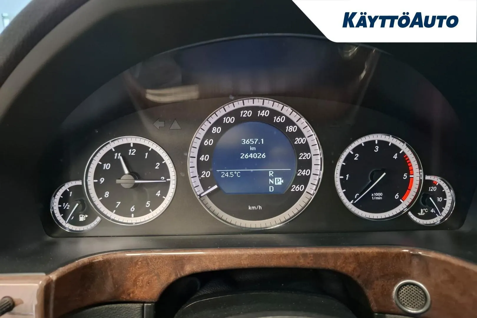Mercedes-Benz E YHA-576 carousel image