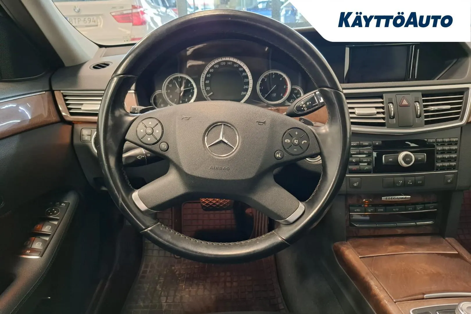 Mercedes-Benz E YHA-576 carousel image