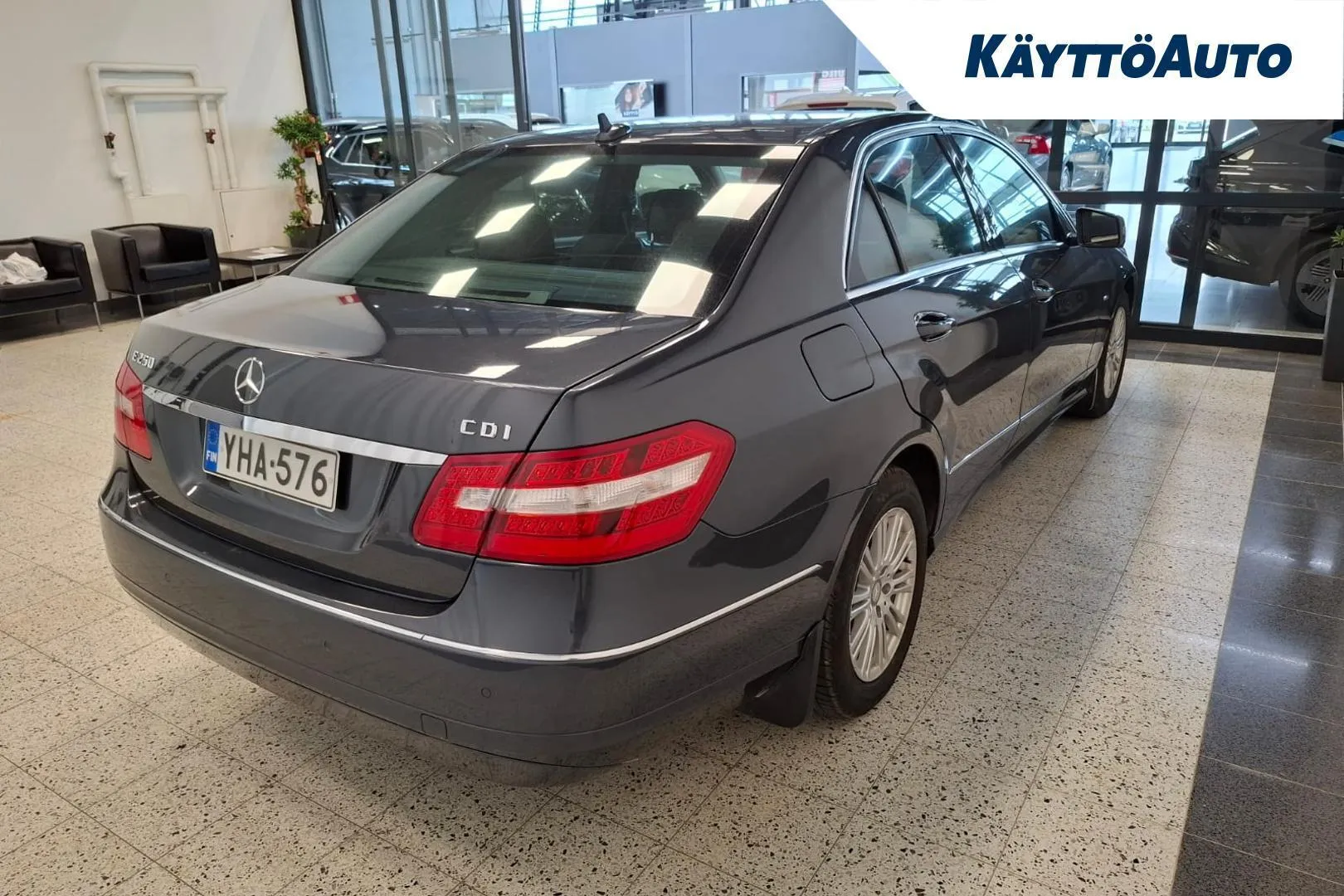 Mercedes-Benz E YHA-576 carousel image