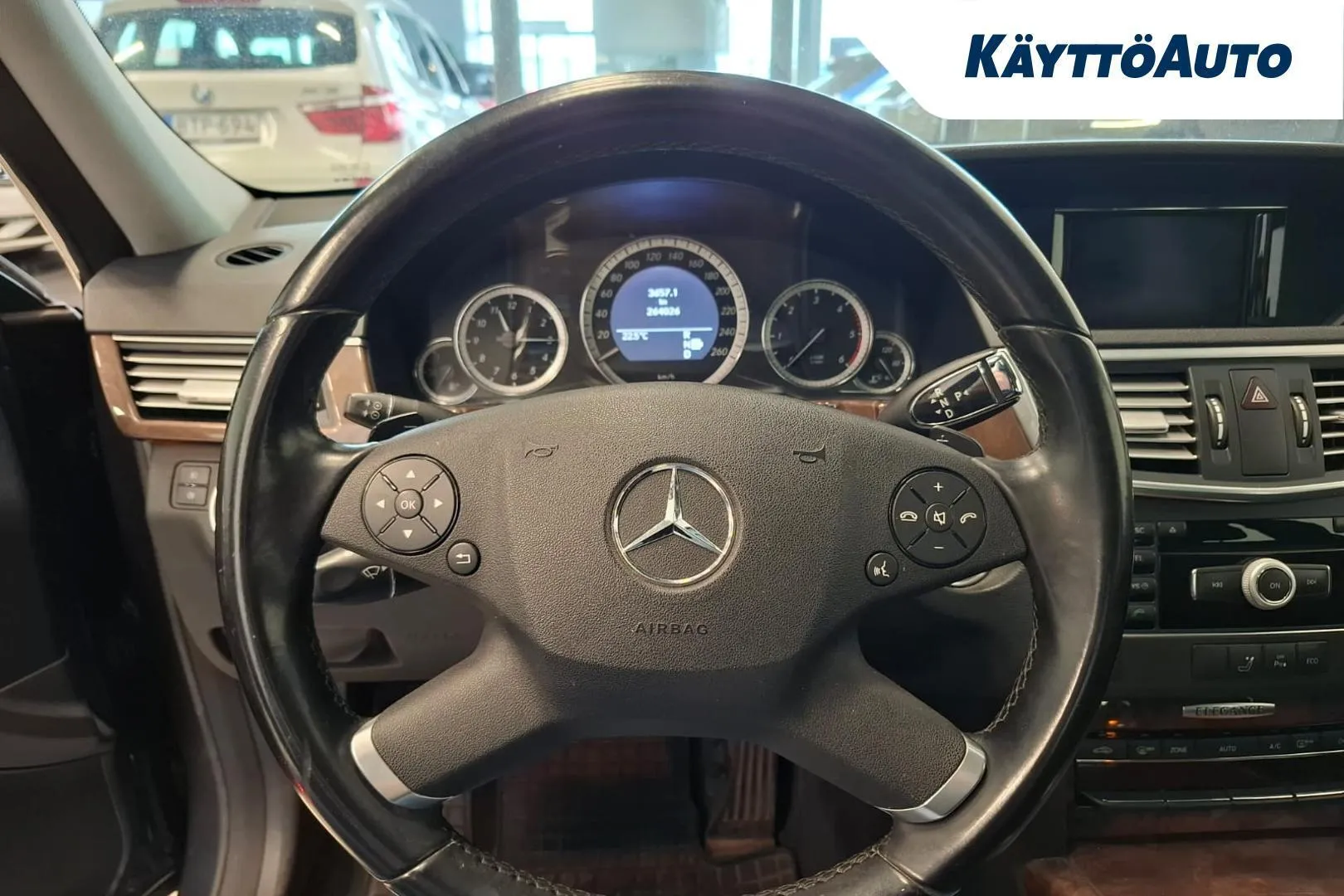 Mercedes-Benz E YHA-576 carousel image
