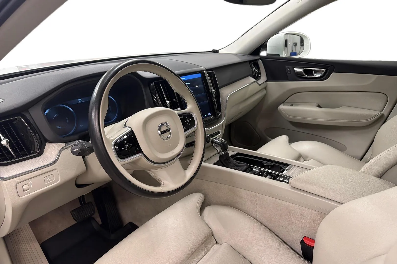 Volvo XC60 GMT-673 carousel image