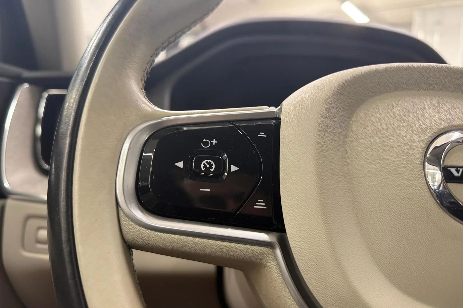 Volvo XC60 GMT-673 carousel image