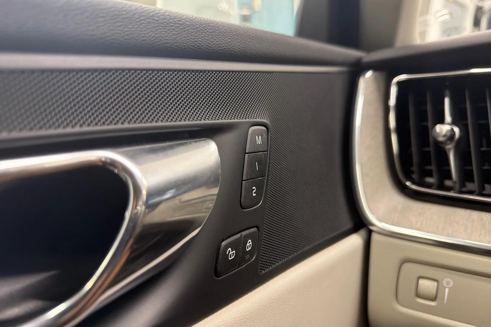 Volvo XC60 GMT-673 carousel image