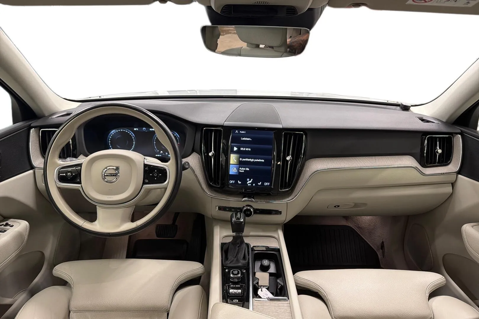 Volvo XC60 GMT-673 carousel image
