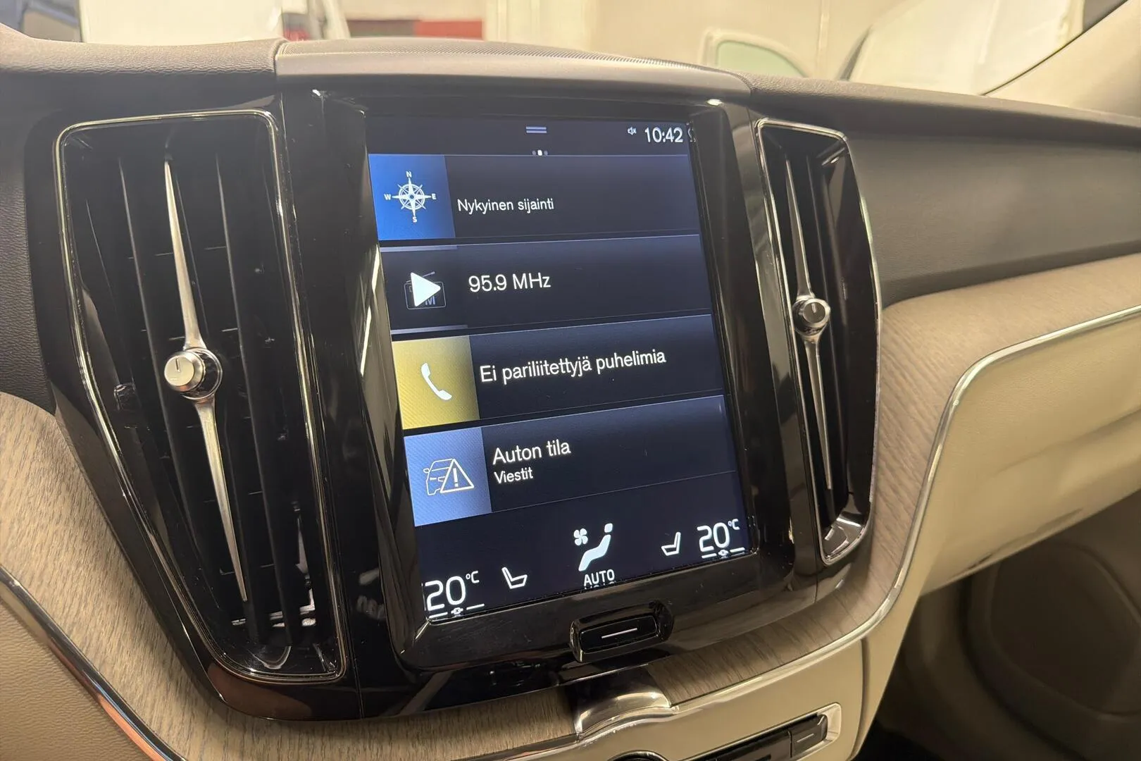 Volvo XC60 GMT-673 carousel image