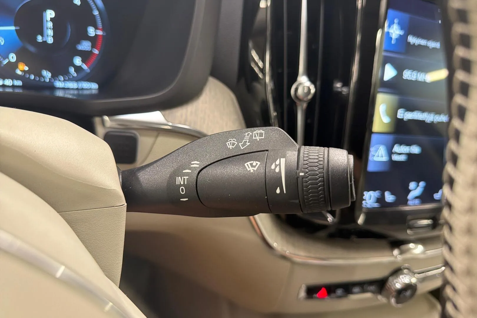 Volvo XC60 GMT-673 carousel image
