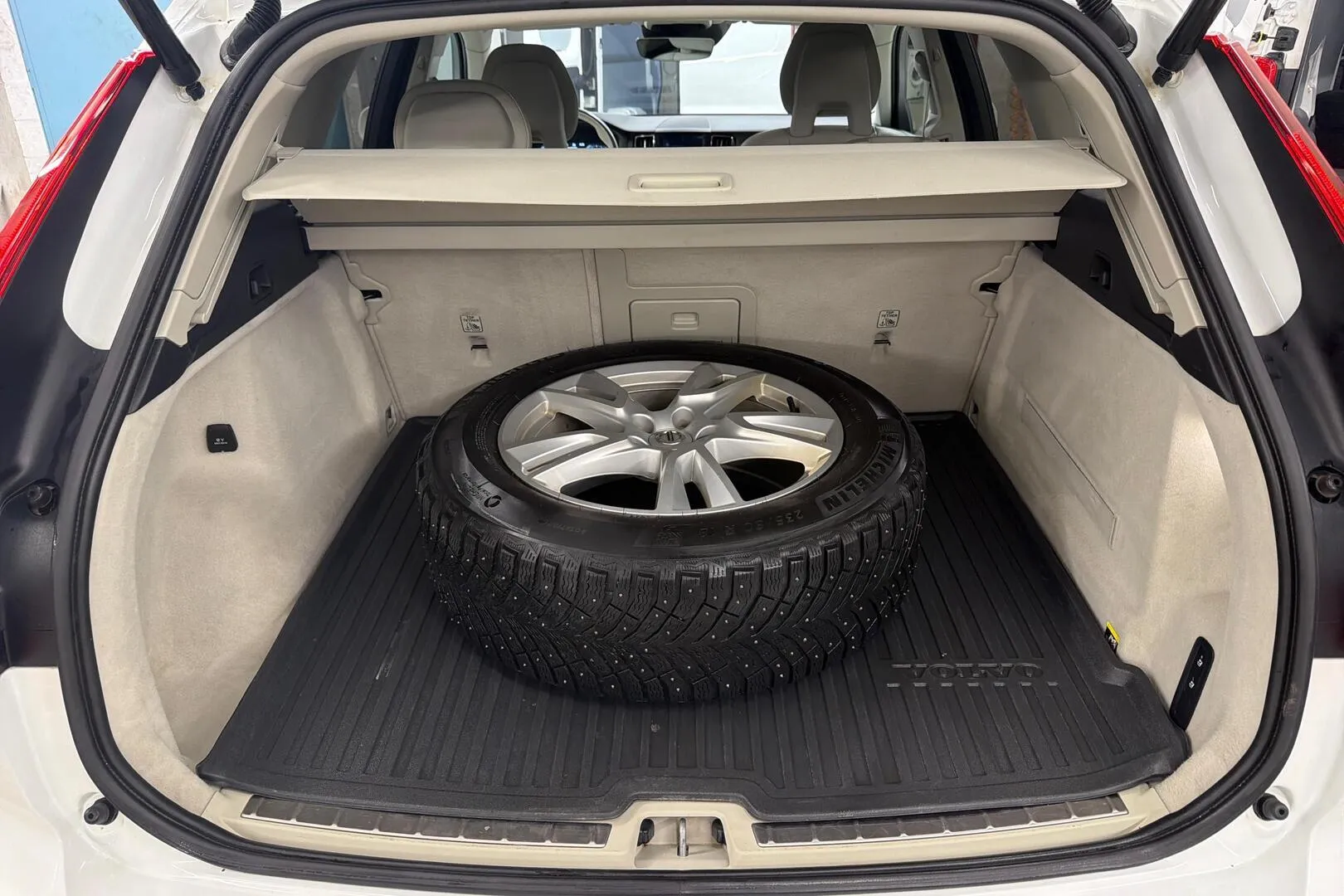 Volvo XC60 GMT-673 carousel image