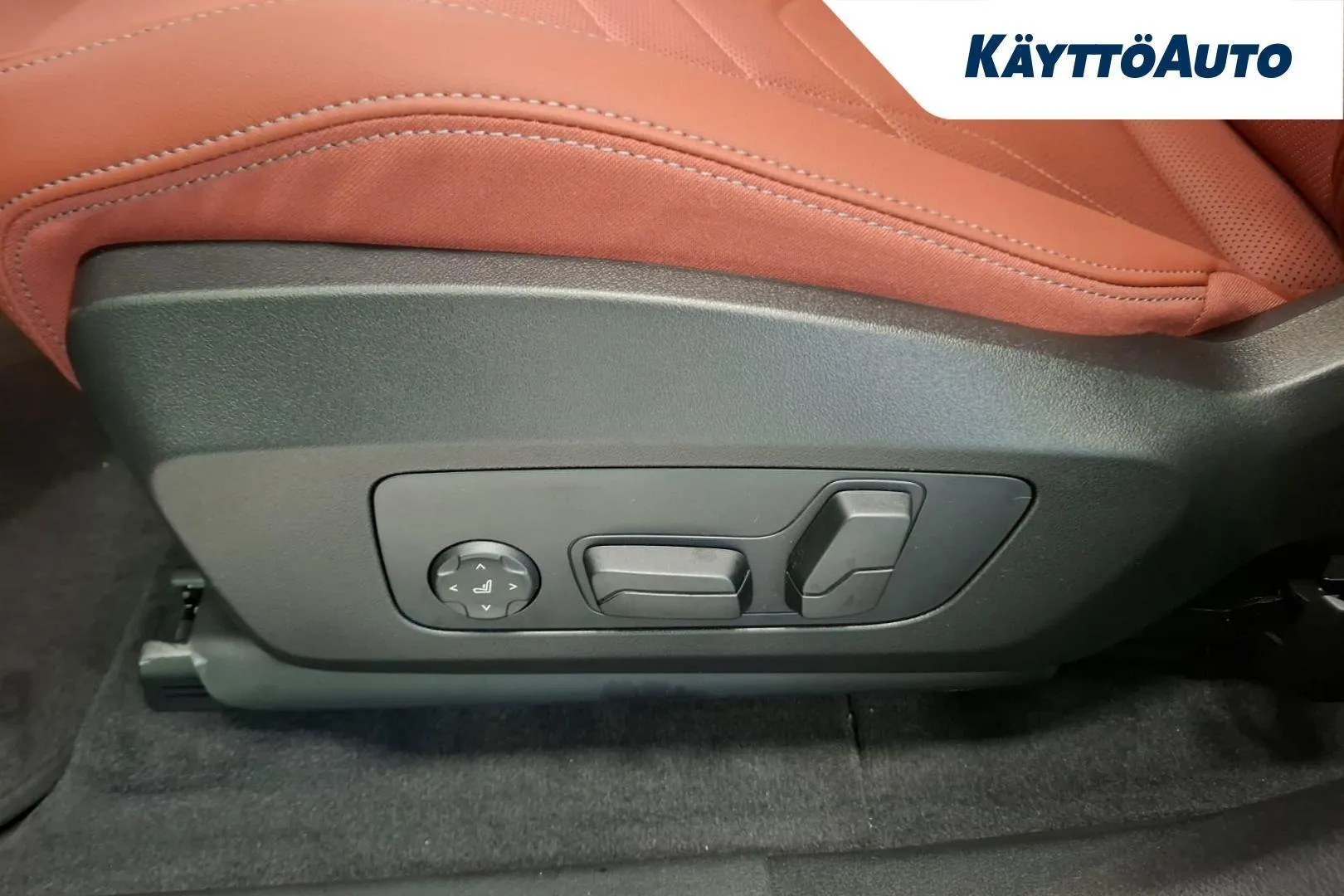 BMW iX1 YMS-543 carousel image
