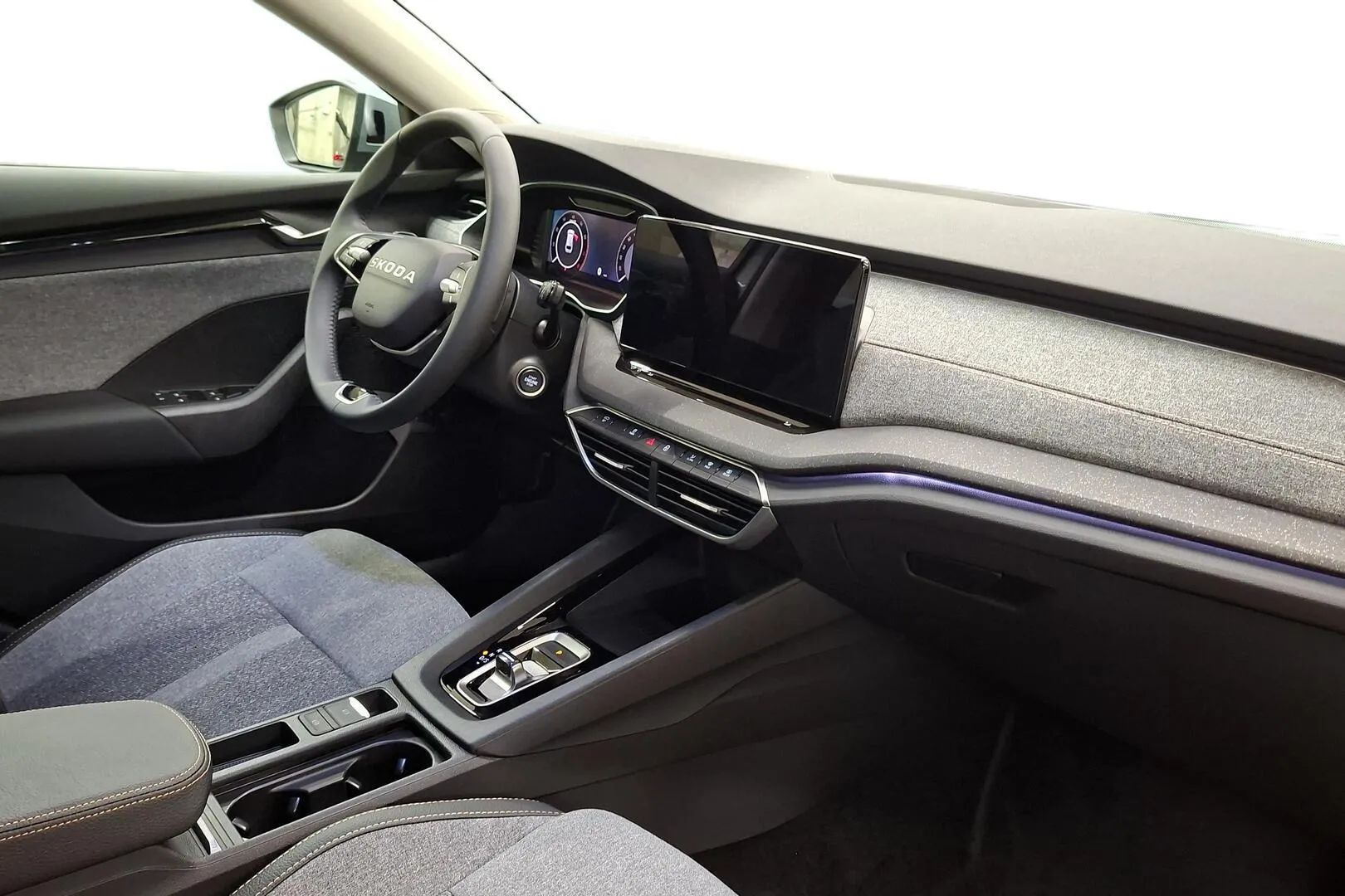 Skoda Octavia SZS-466 carousel image