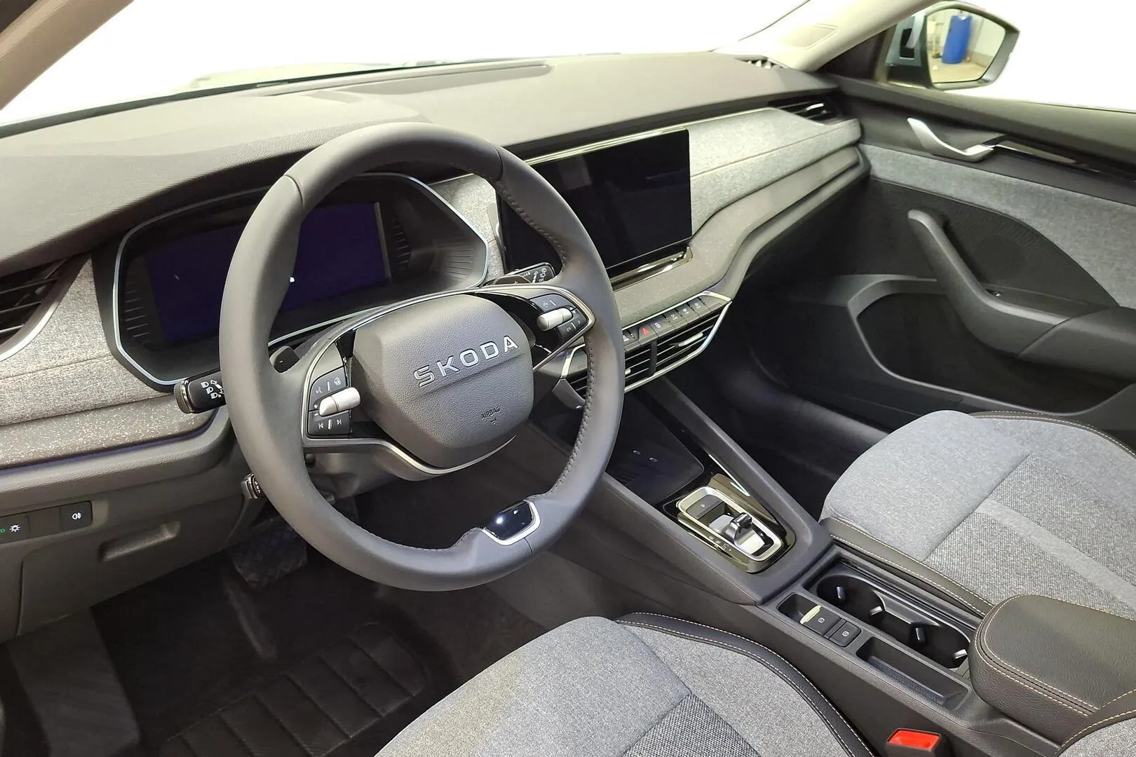 Skoda Octavia SZS-466 carousel image