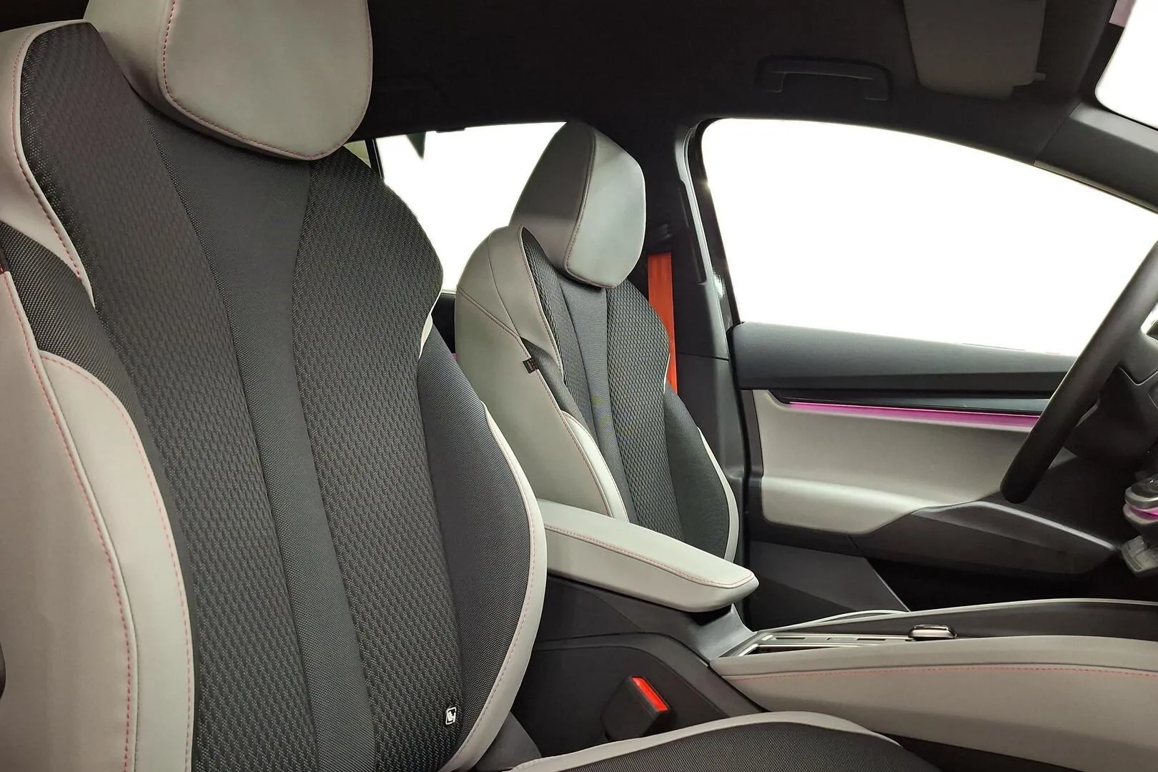 Skoda Enyaq YMC-202 carousel image