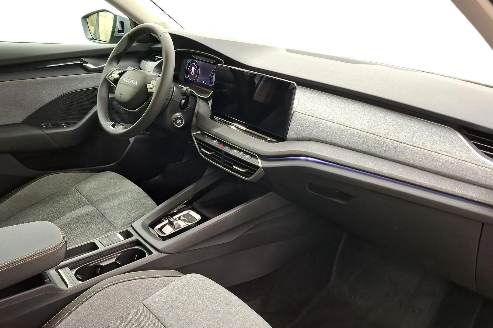 Skoda Octavia JOO-293 carousel image