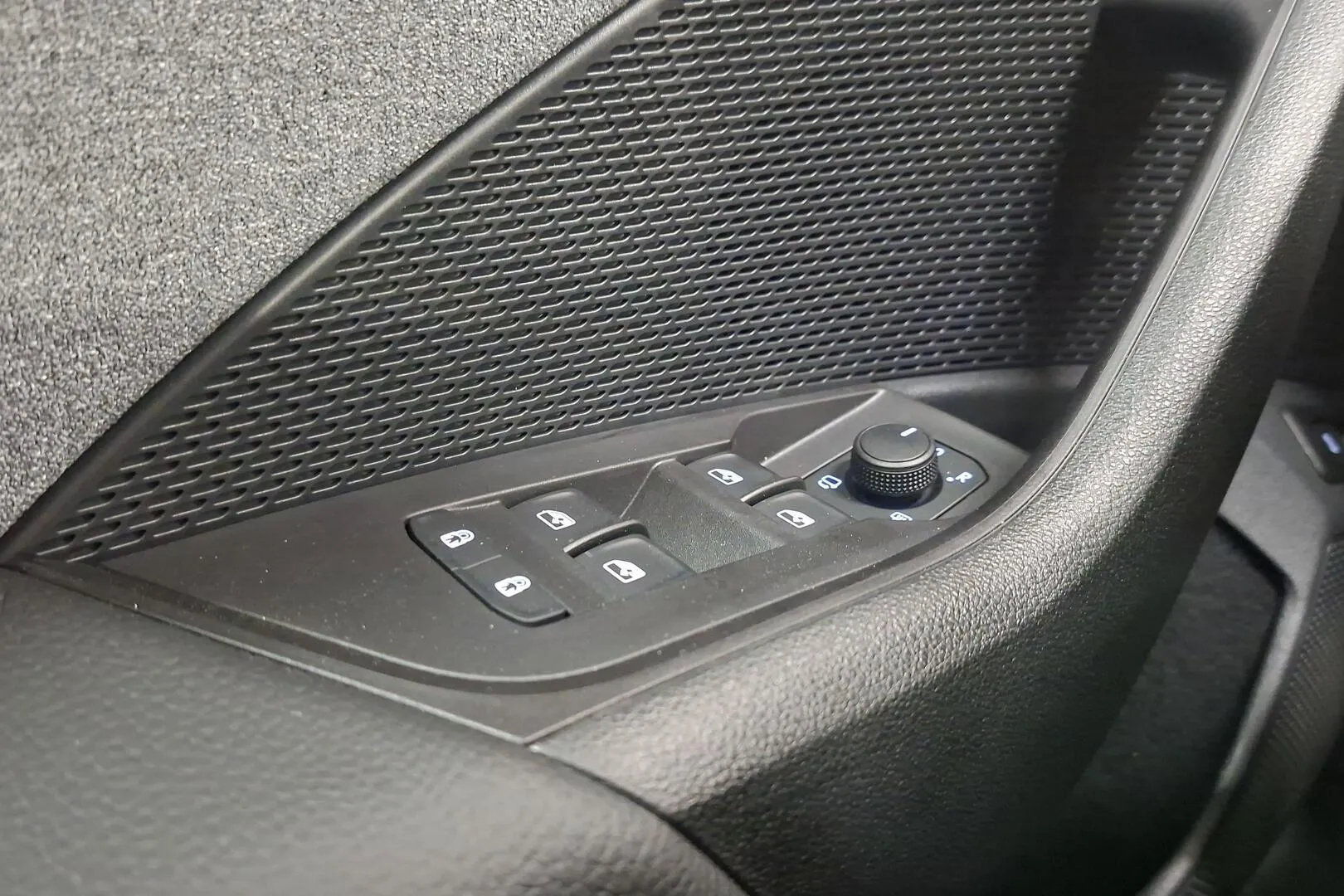 Skoda Octavia JOO-293 carousel image