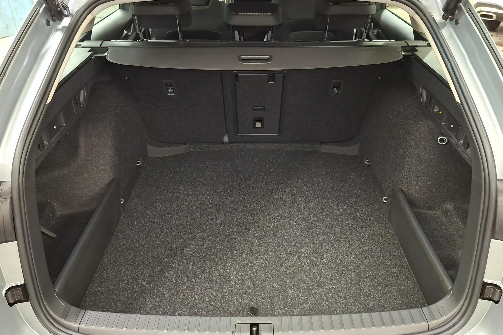 Skoda Octavia JOO-293 carousel image