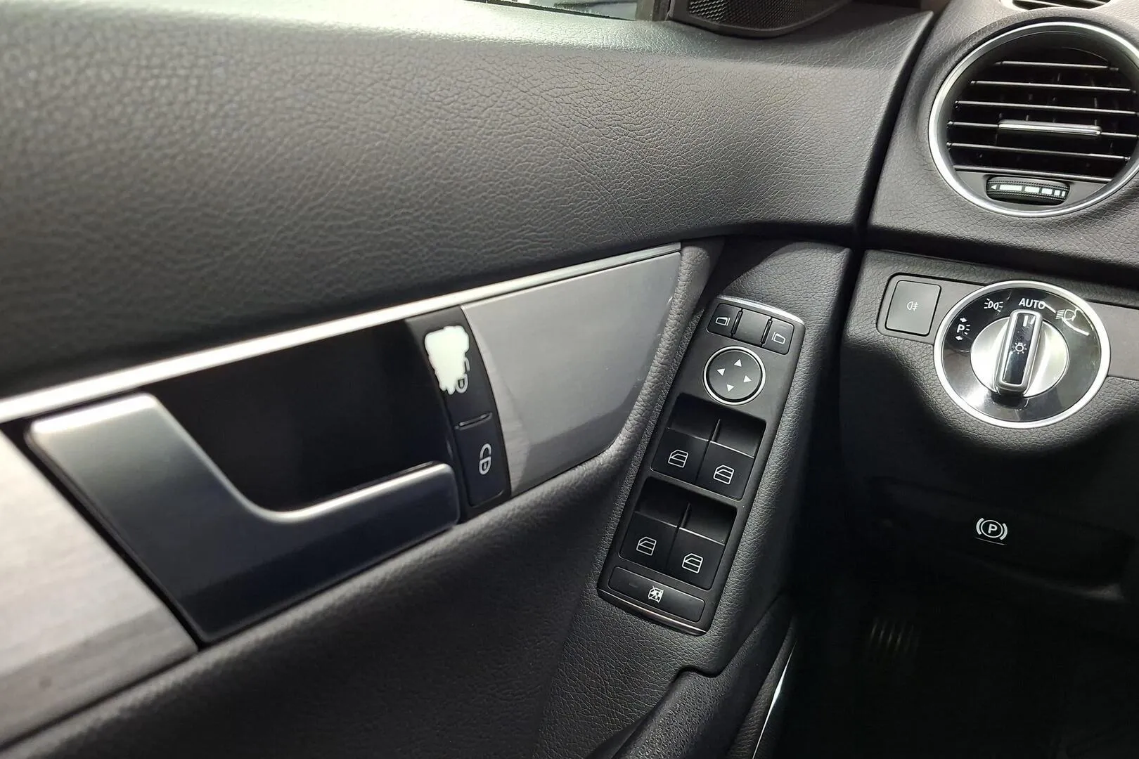 Mercedes-Benz C TYS-458 carousel image