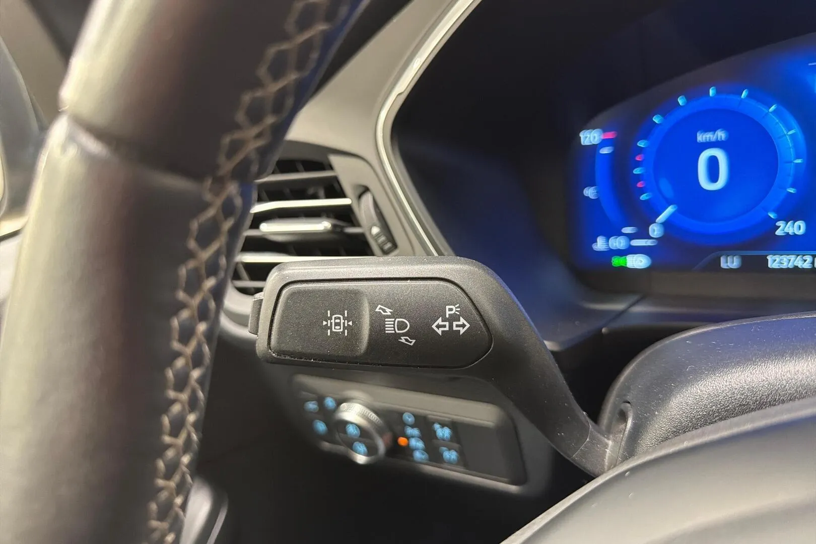 Ford Kuga LRA-399 carousel image