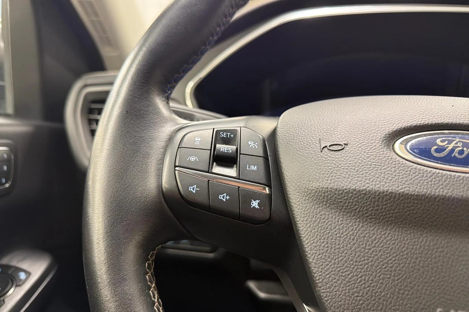 Ford Kuga LRA-399 carousel image